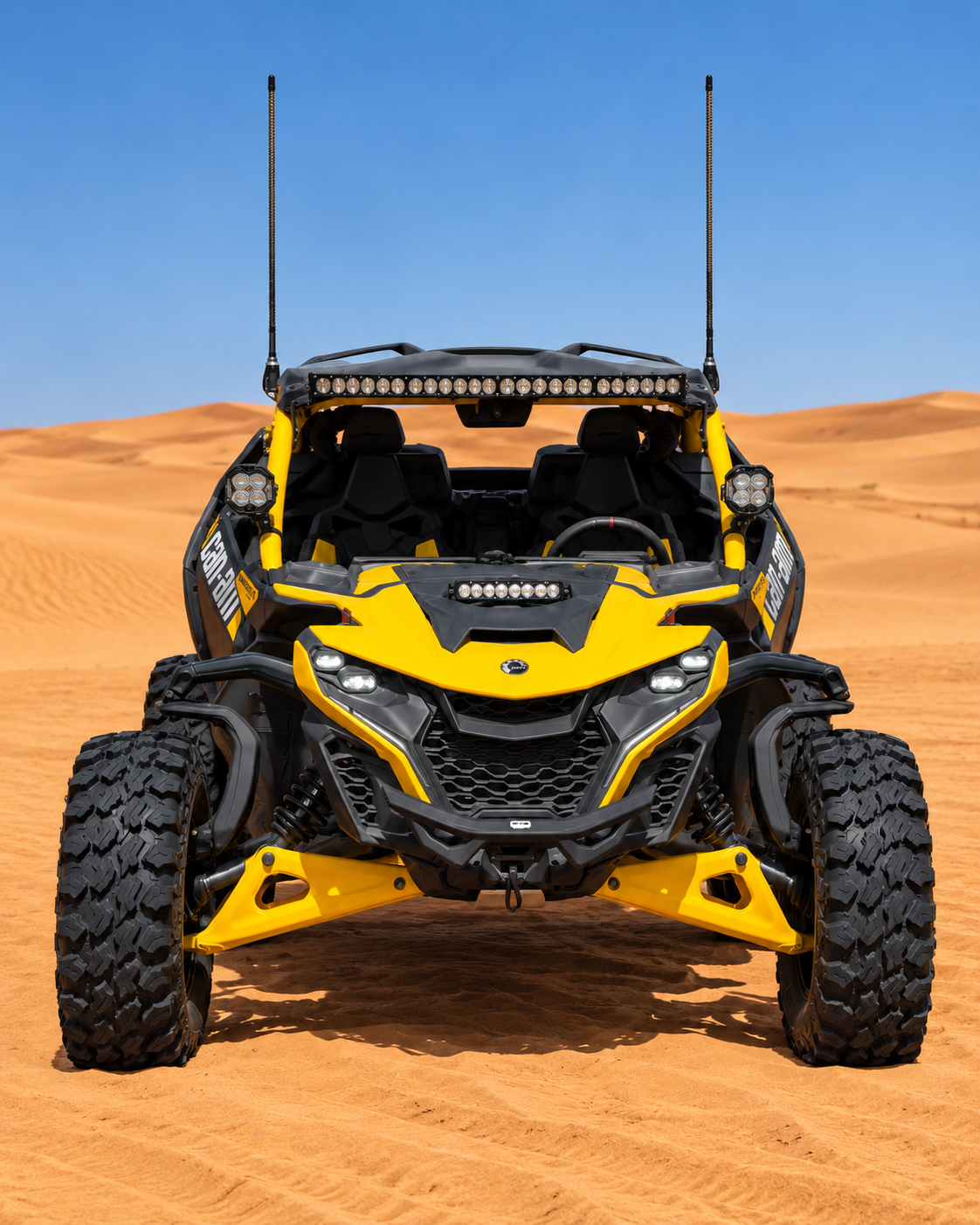 Face avant du Can-Am Maverick R avec rampe LED et antennes dans le désert