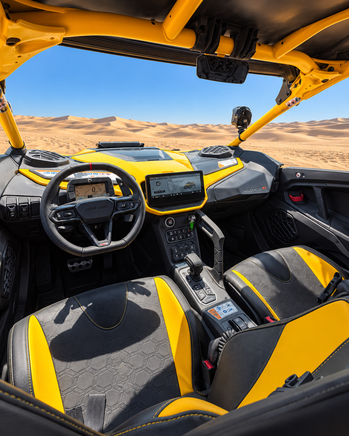 Cockpit du Can-Am Maverick R : volant, écran tactile et sièges baquets jaunes