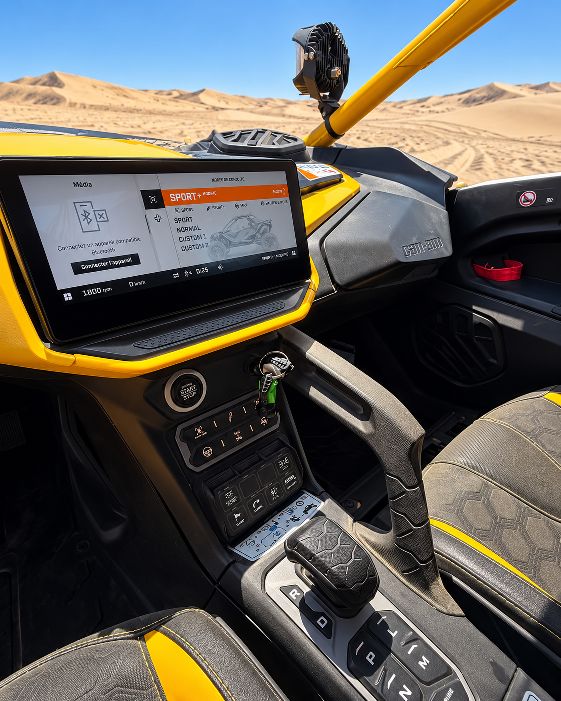 Écran tactile et sélecteur de vitesses du Can-Am Maverick R