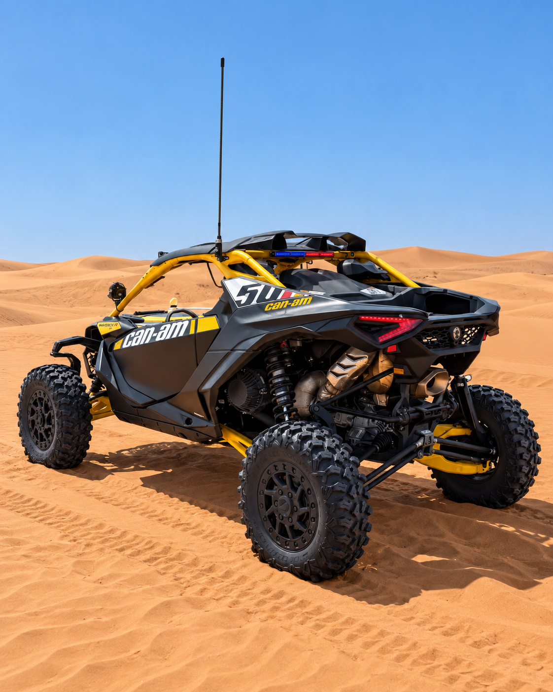Can-Am Maverick R vu de 3/4 arrière, moteur et suspensions visibles
