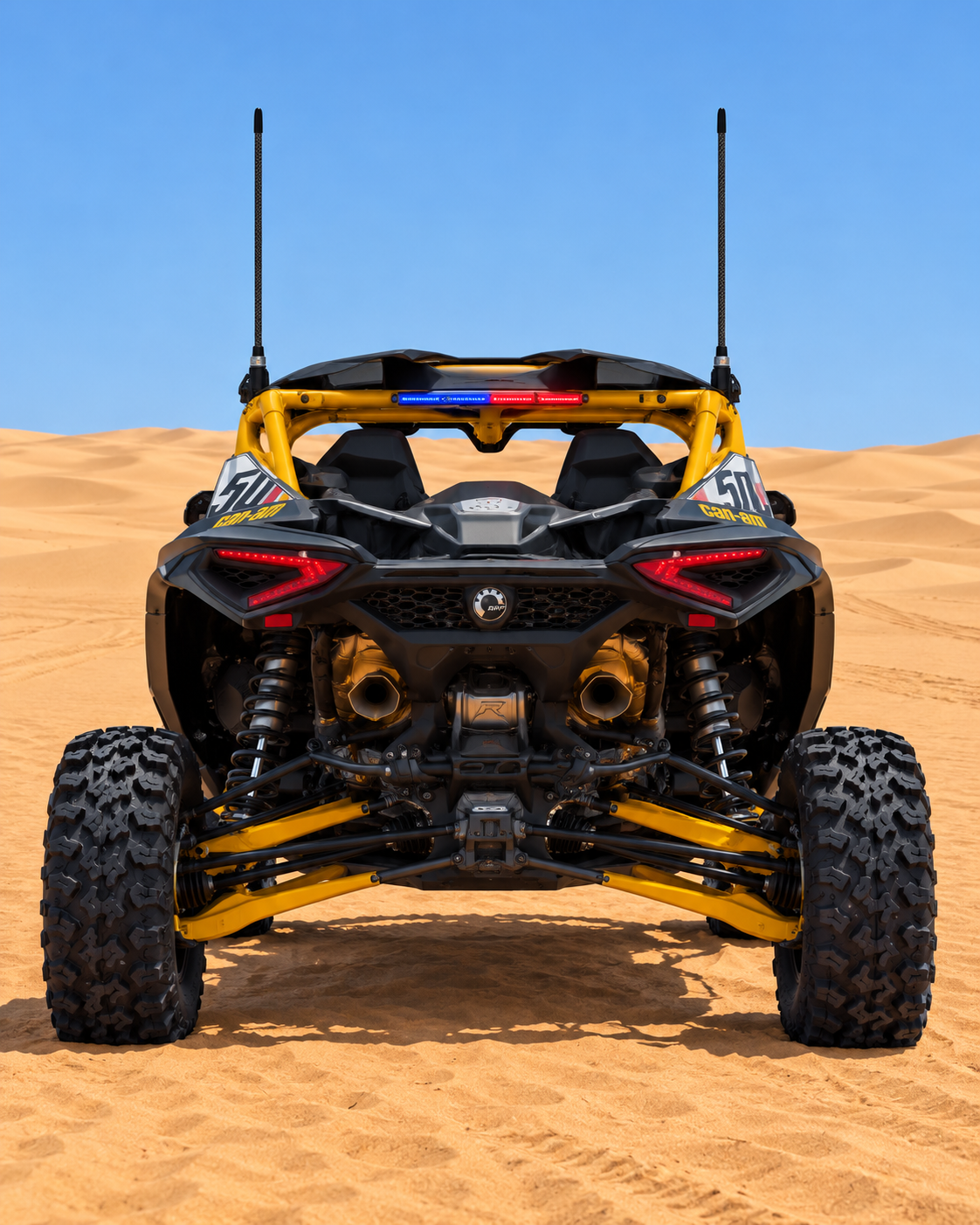 Face arrière du Can-Am Maverick R avec feux LED et double échappement