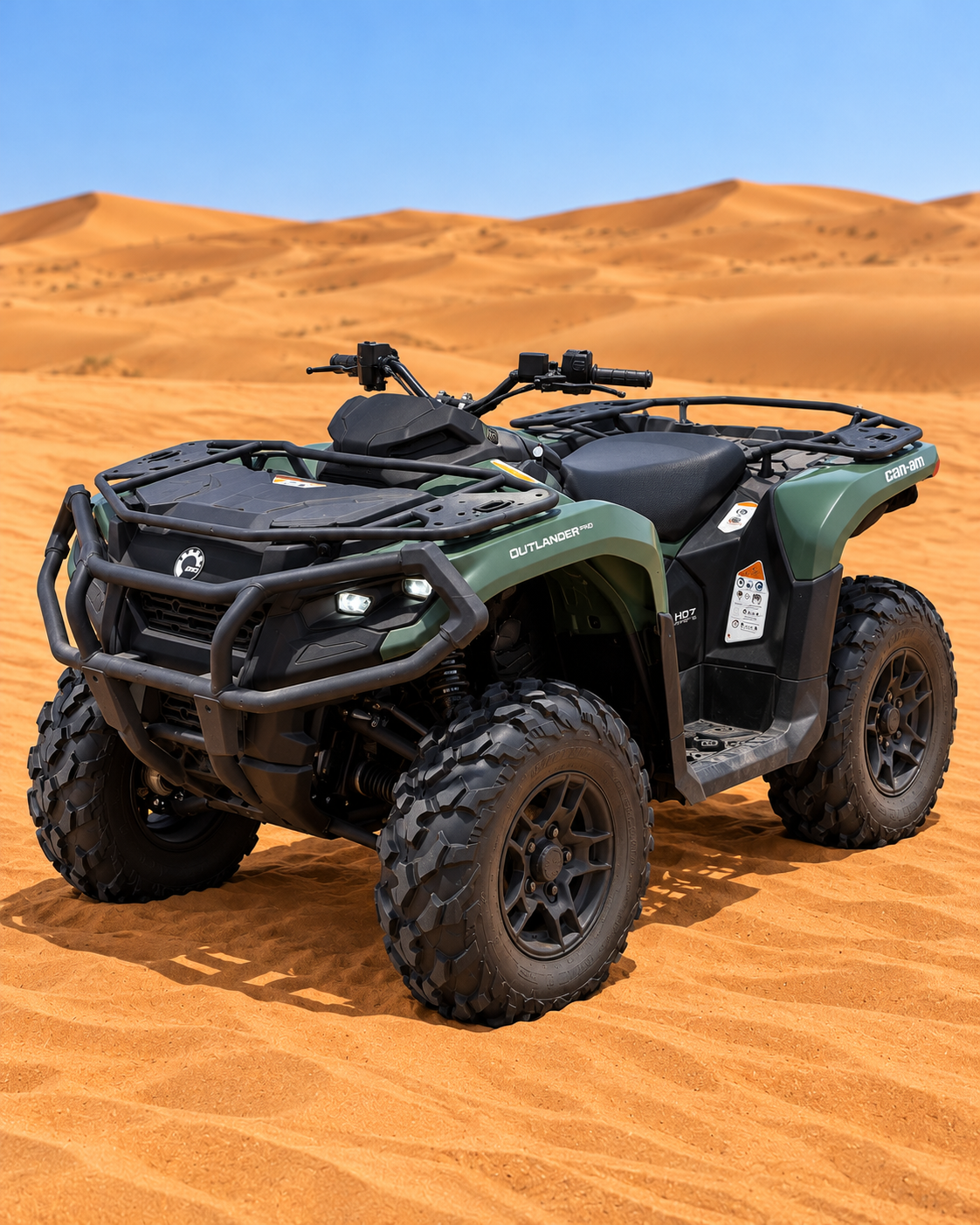 Can-Am Outlander PRO 570 vu de 3/4 avant gauche avec pare-buffle et porte-bagages