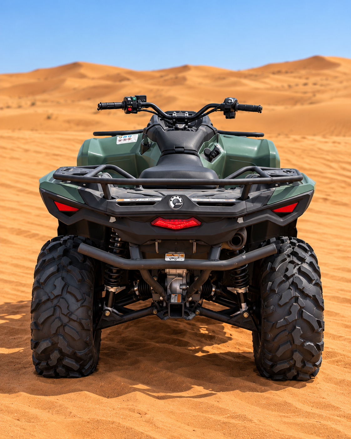 Face arrière du Can-Am Outlander PRO 570 avec feux et suspension arrière TTI