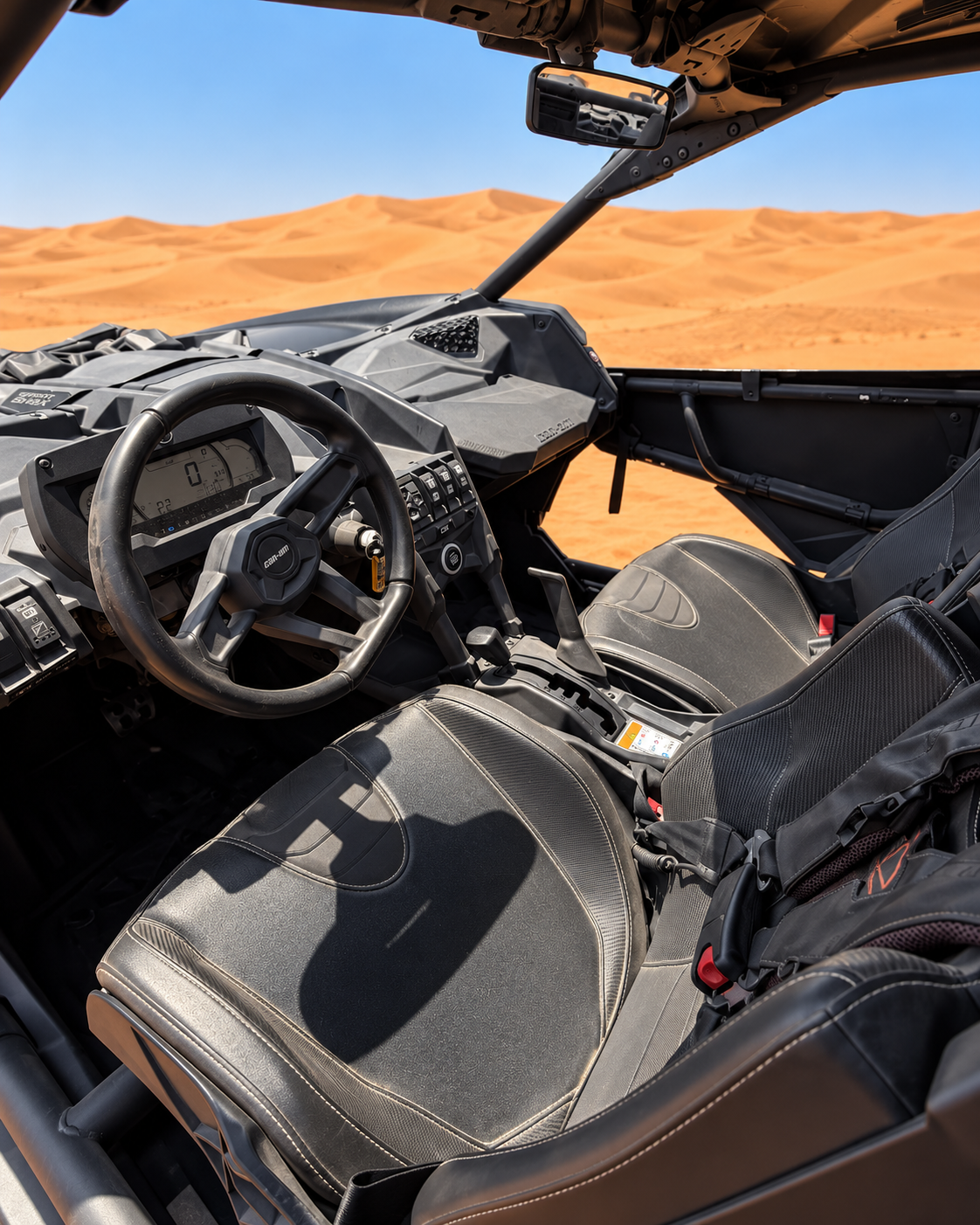 Cockpit du Can-Am XRS Turbo 2 places : volant, tableau de bord et sièges baquets