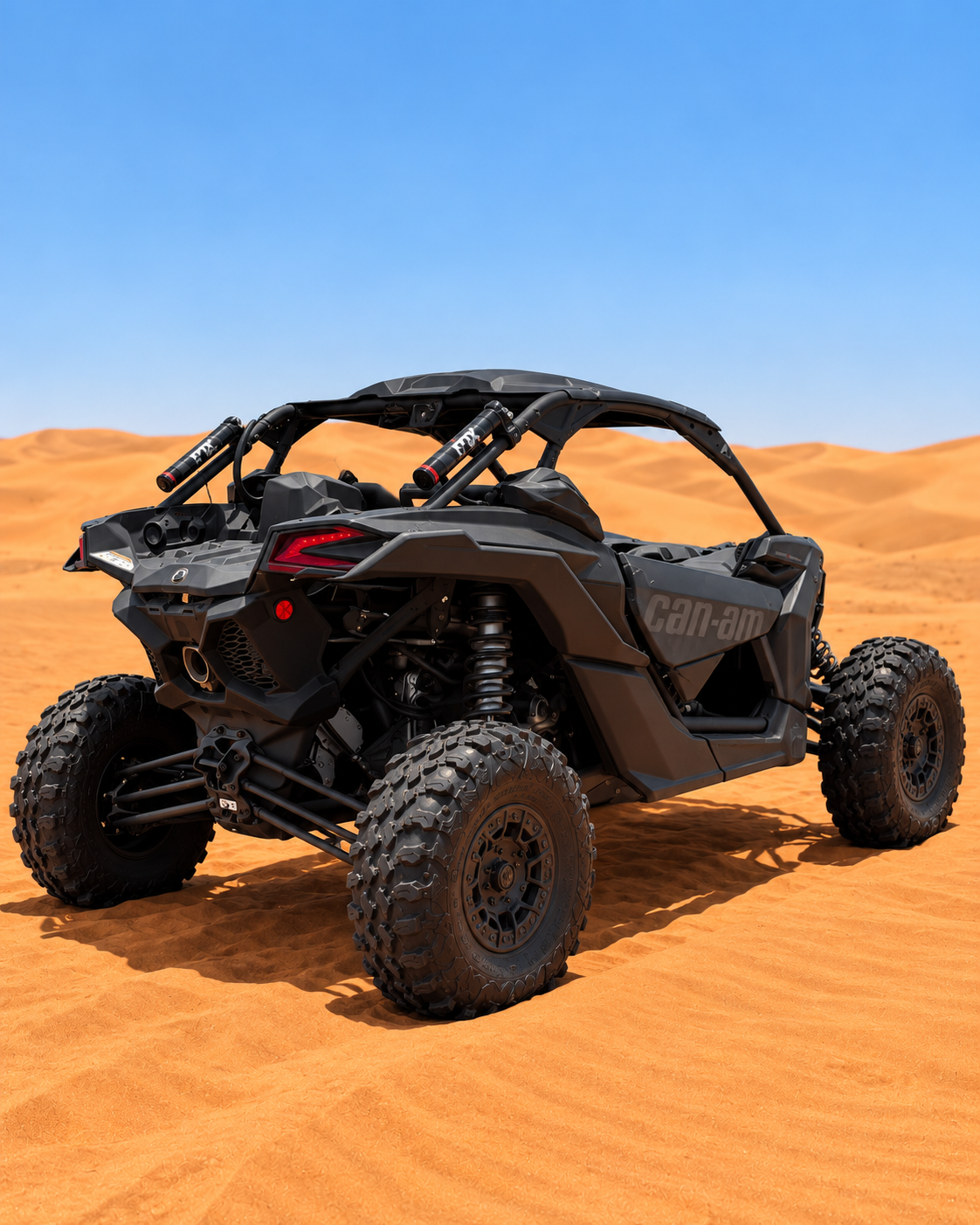 Can-Am XRS Turbo 2 places vu de 3/4 arrière, amortisseurs et moteur visibles