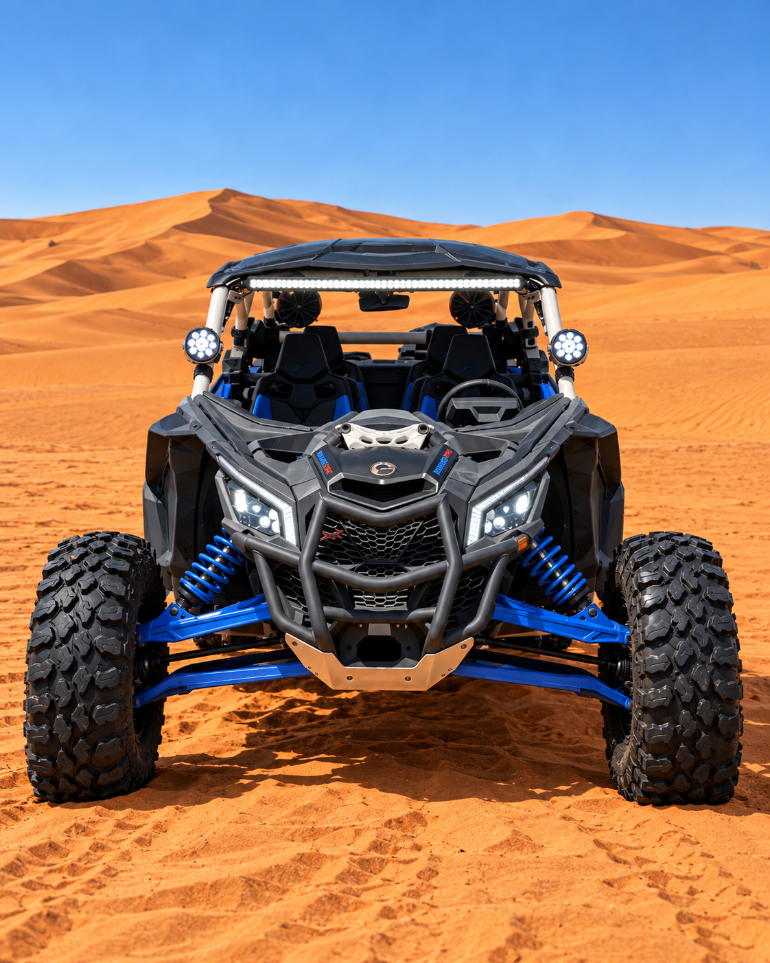 Face avant du Can-Am Maverick X3 MAX 4 places avec pare-buffle et bras de suspension bleus