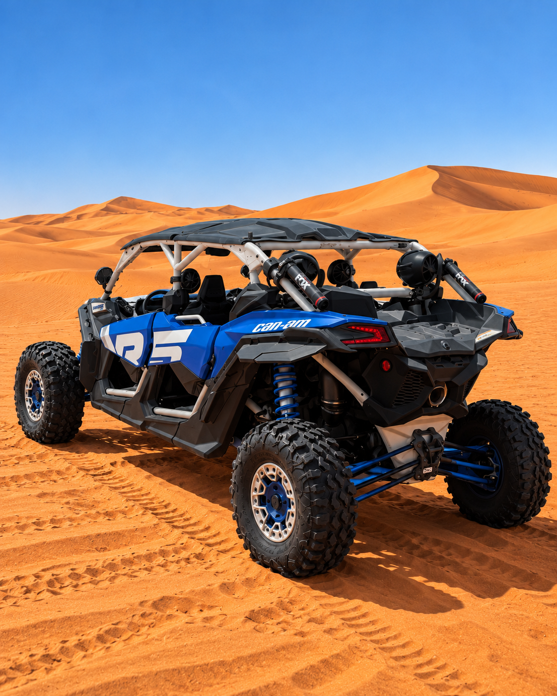 Can-Am Maverick X3 MAX 4 places vu de 3/4 arrière avec amortisseurs FOX
