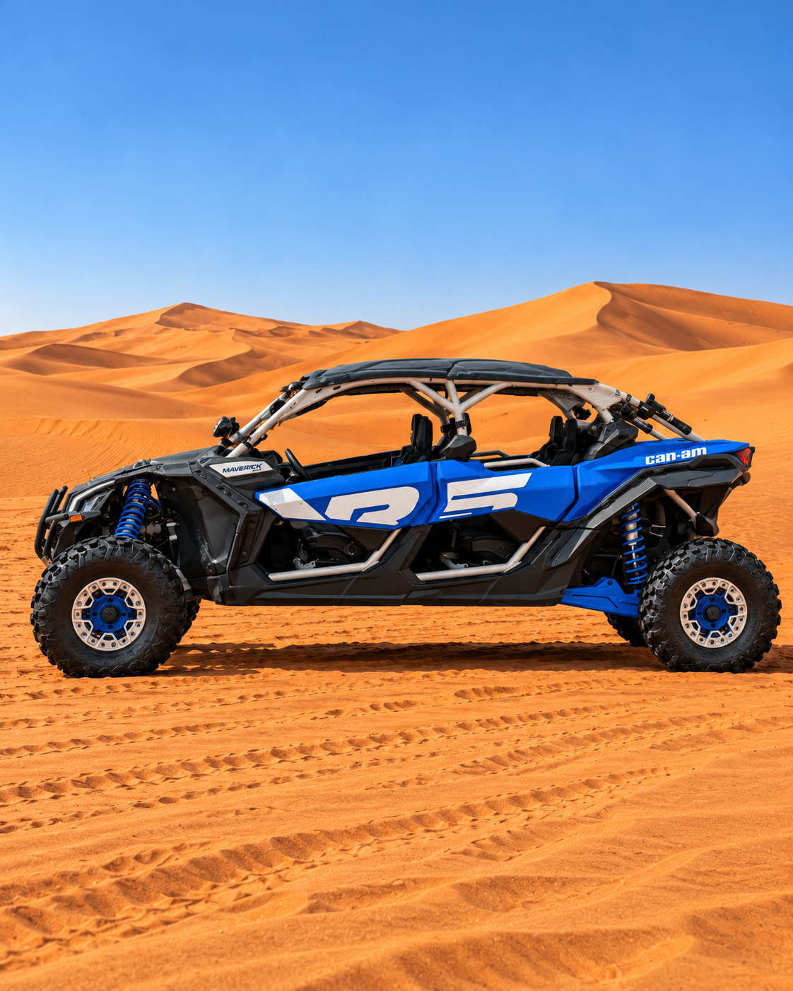 Profil du Can-Am Maverick X3 MAX 4 places bleu et blanc dans le désert