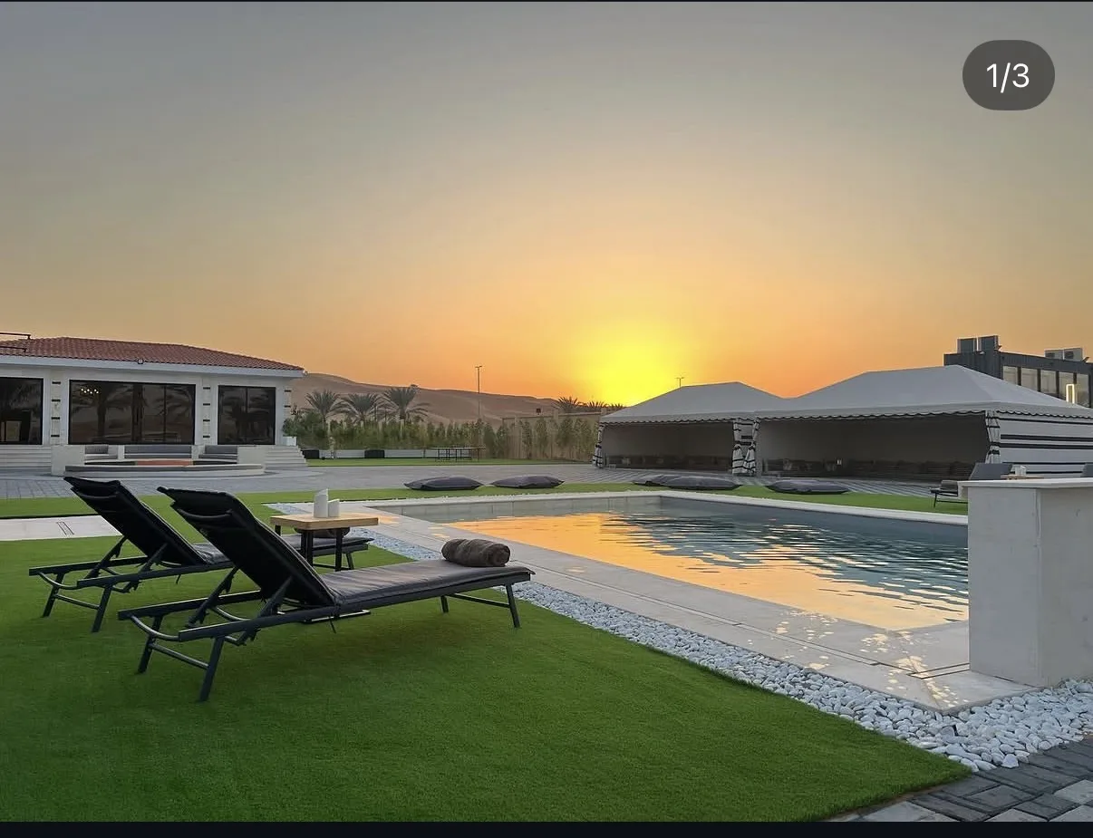 Piscine du camp au coucher de soleil