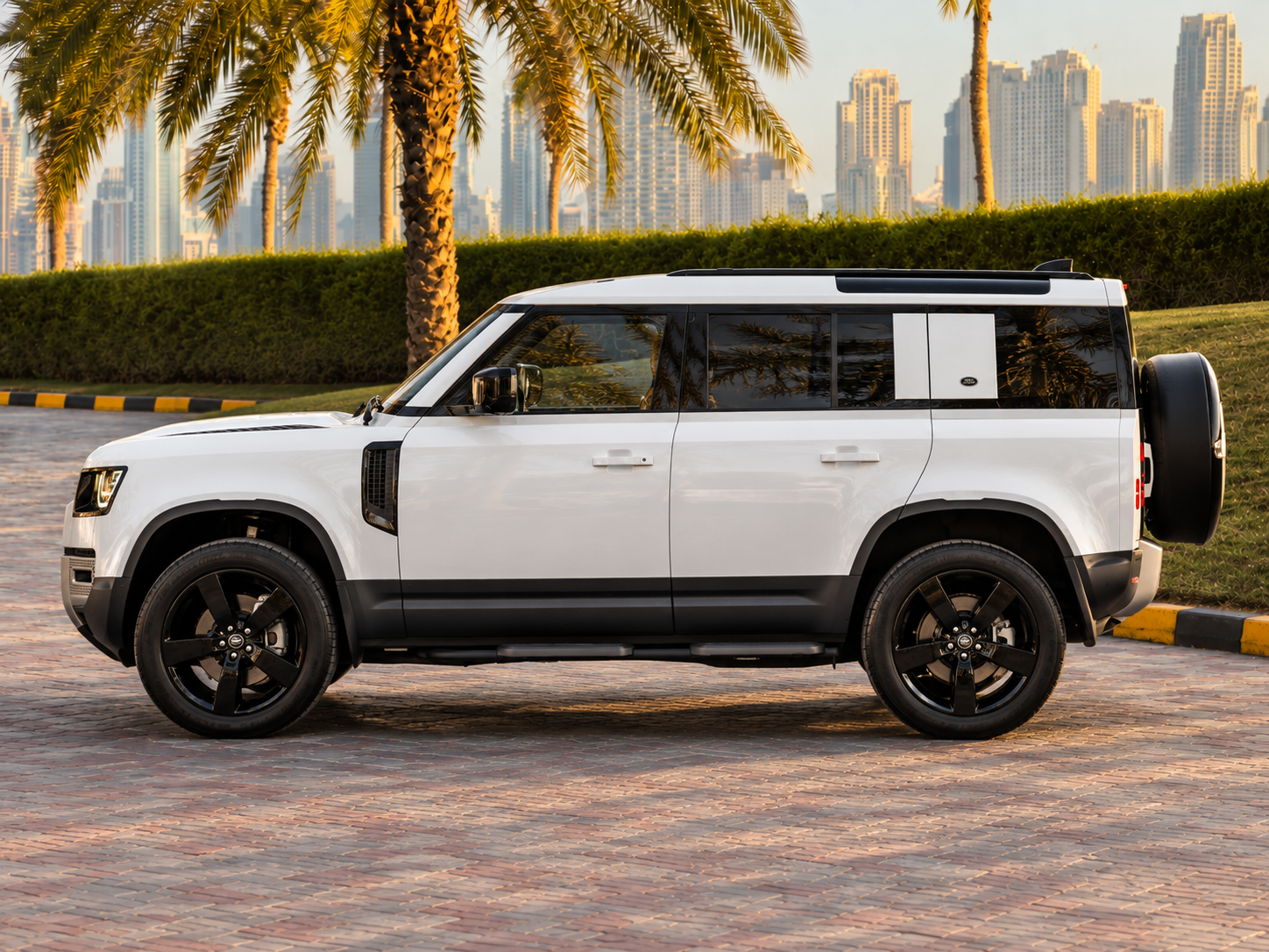 Land Rover Defender 110 HSE V6 P400 — miniature 3